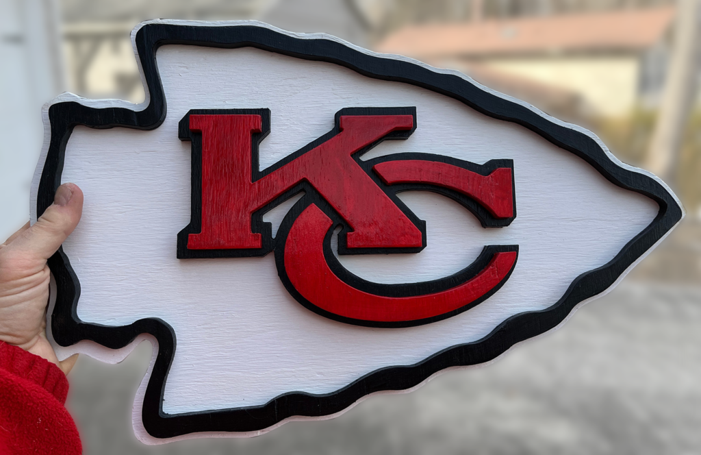 A close up of the kansas city chiefs logo.